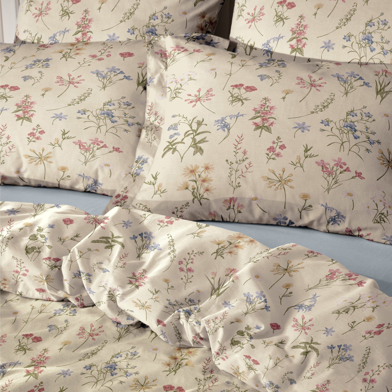 Confort de Chambre aux Tons Neutres Doux